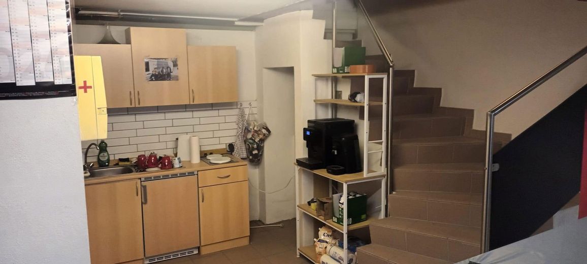 Pantry und Aufgang zum Büro