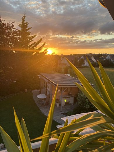 Orman kıyısında sakin bir konumda sıra dışı bir ev. Havuzlu, jakuzili ve uzak manzaralı eşsiz bir mülk. – Terr. mit schönen Sonnenuntg.