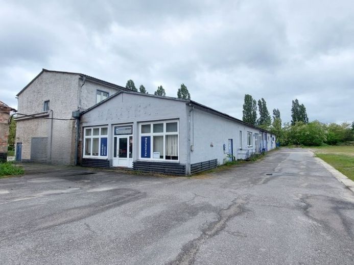 Unità commerciale con uffici e ampie e versatili superfici di magazzino in affitto – Foto 1