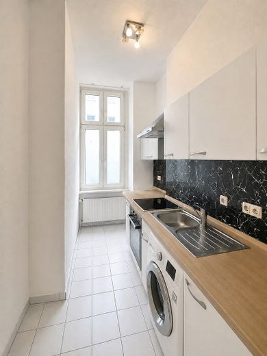 Gut geschnittene 2-Zimmer-Wohnung, umfassend modernisiert, zentrale Lage – Foto 2