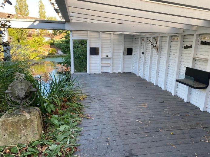 Überdachter Freisitz am Teich