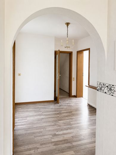 ZWEIFAMILIENHAUS | ZWEI WOHNUNGEN | ZWEI GÄRTEN | HAUS MIT PANORAMA-BLICK – Flur unten