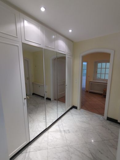 Herrschaftliche Villa am Ende einer elbnahen Sackgasse in Othmarschen – Garderobe