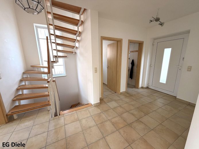 1-gezinshuis in 93333 Neustadt/Do (bj 2003), 120m² woonoppervlakte, 532m² grond en dubbele garage – EG Diele