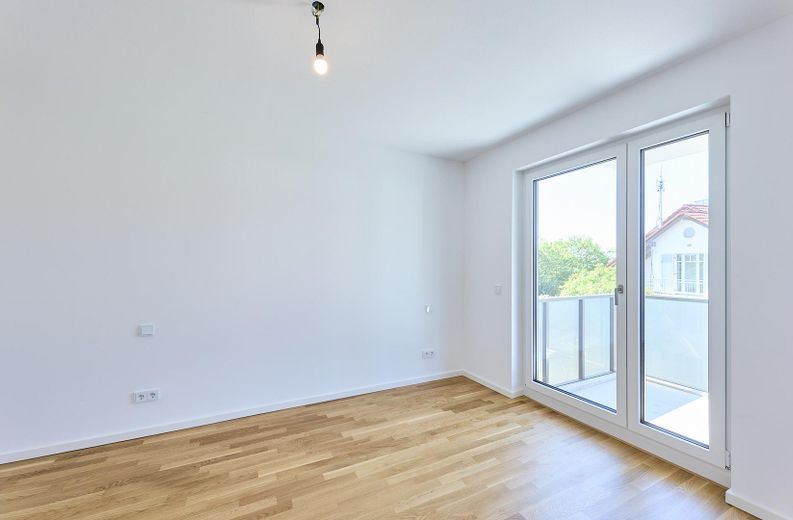 Neubau: Helle und ruhige Zwei-Zimmer-Wohnung mit luxuriöser Innenausstattung mit Balkon und EBK – Schlafen 2