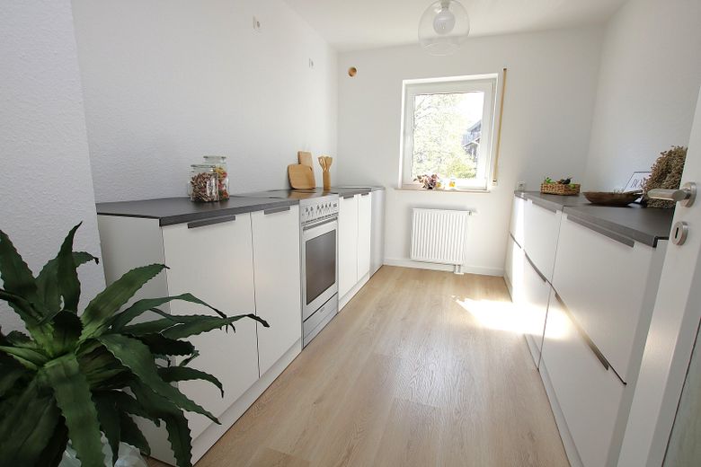 Klimatisierte 3-Zimmer-Wohnung mit 2 Balkonen – frisch saniert, sofort bezugsfrei, provisionsfrei – Küche