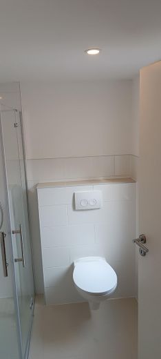 Frisch sanierte 2-Zimmer-Wohnung mit Einbauküche & neuem Kühlschrank in Aken (Elbe) – 1. OG, 37 m² – Ablage Toilette