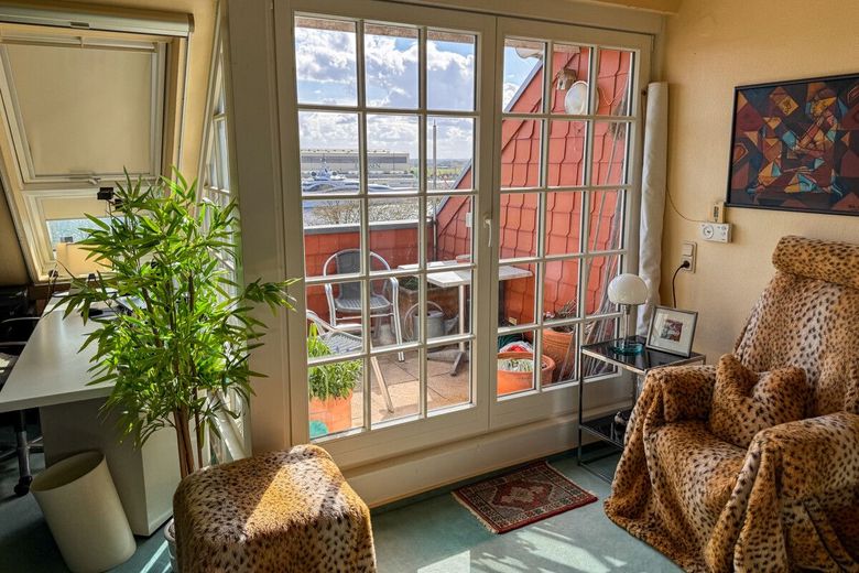 Kapitalanlage mit historischem Charme: 2 Zimmer Maisonett mit Tiefgarage und Balkon in Vegesack – Wohnzimmer