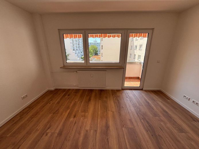 Erstbezug nach Kernsanierung: Helle 4-Zimmer-Wohnung mit 2 Balkonen & Aufzug in Dietzenbach – Wohnzimmer