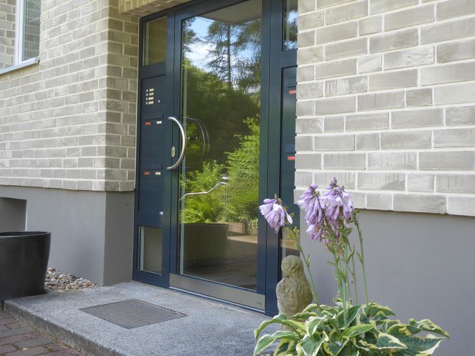 Well-laid-out apartment with a view of the greenery, top energy efficiency, top condition – Eingangstür