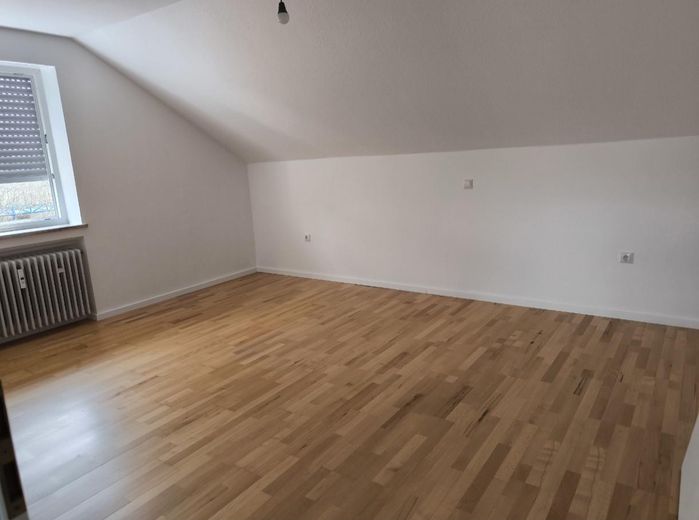 Direct beschikbaar, volledig gerenoveerd 3-kamerappartement op de bovenste verdieping met tuin, garage, 2 parkeerplaatsen & PV-installatie – Foto 4