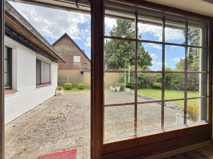Haus im Grünen – Wohnzimmerblick in den Garten
