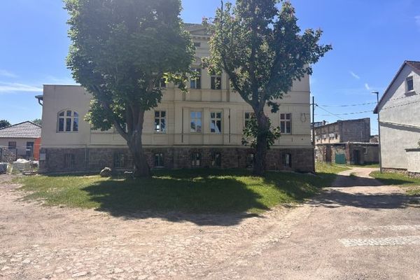 Top-sanierte, traumhafte 2-R-Wohnung in einem ehem.Gutshaus in Kleinkugel