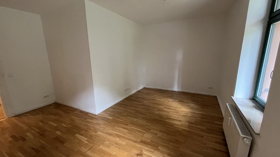 Traumhafte 2-Zi-Altbauwohnung mit Parkett, EBK & Tageslichtbad – Wohnzimmer mit Küche 
