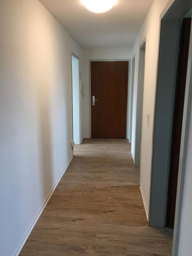 SENZA PROVVIGIONE: appartamento mansardato di 3 locali, loggia, garage, investimento di capitale / uso proprio – Flur