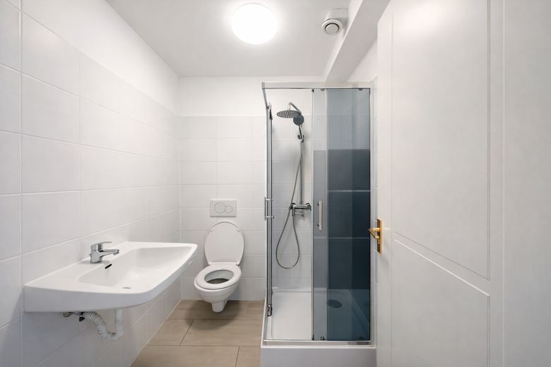 Großzügige 3-Zimmer-Wohnung mit Balkon und 2 Bädern – Warmmiete inkl. Strom & Heizkosten – Bad 1