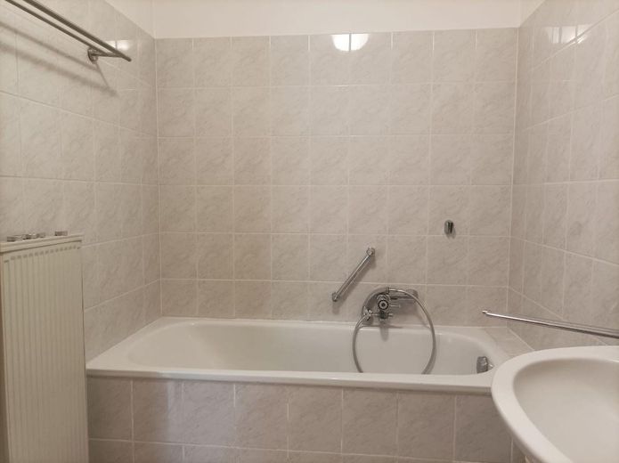 Provisionsfrei von privat: Bezugsfreie 3-Zimmer-Wohnung mit Balkon, Keller, TG in Dietzenbach-Mitte! – Badezimmer