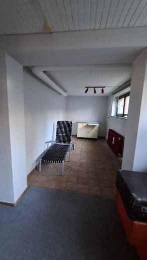 Maison bifamiliale avec jardin mature + 2 garages dans un bon emplacement, sans commission pour l’acheteur – gut belichteter Keller beheizt