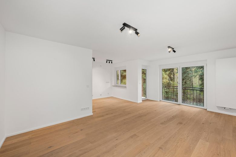 Exklusiv modernisierte 4-Zimmer-Wohnung mit Balkon in ruhiger Wohnlage – Erstbezug – Wohnzimmer/Küche