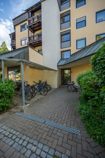 Lichtdurchfluteter Wohnkomfort in Uni-Bestlage – 90 m² mit 3 Balkonen & TG-Stellplatz – Eingangsbereich Gebäude