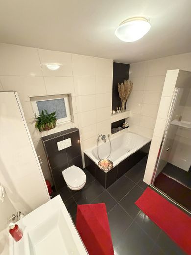 1–2 Familienhaus mit ca.300 m² Wfl.auf großzügigem 1.050-m²-Grundstück–ideal für Wohnen und Arbeiten – Masterbad/begehbare Dusche OG