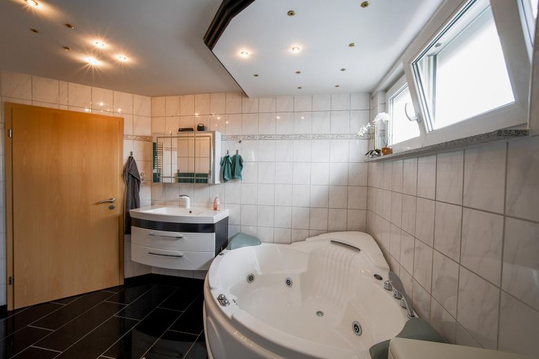 Außergewöhnliche 2-Zimmer-Dachgeschosswohnung mit Kamin, Vollbad, Balkon & ausgebautem Dachboden – Badezimmer_Bild3