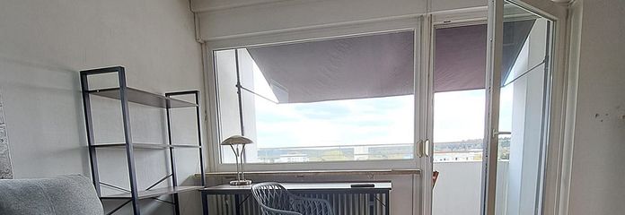 möblierte Einzimmerwohnung  mit  einmaligen Ausblick – Wohnraum mit Arbeitsplatz am F