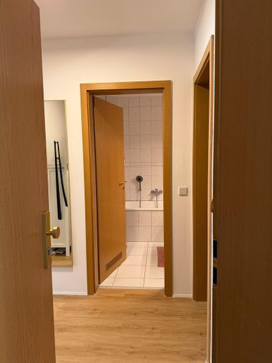Particular: soleado apartamento de 2 habitaciones con terraza – Blick in Badezimmer von Flur
