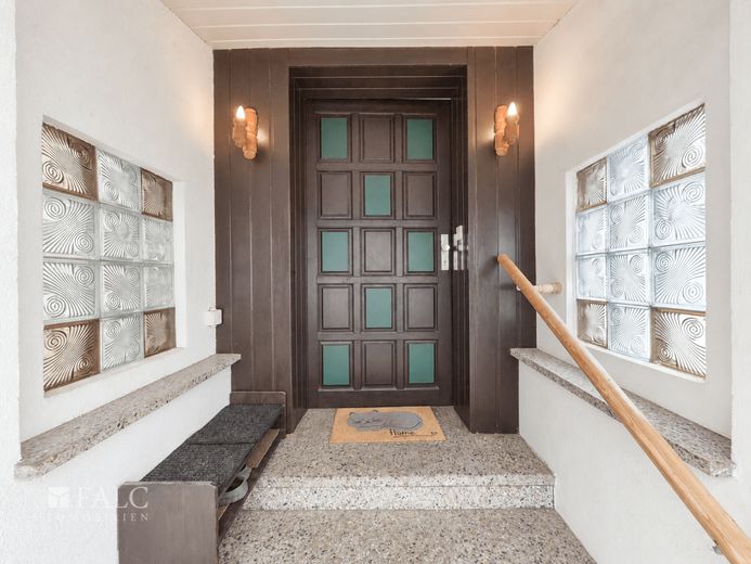 Charmante Doppelhaushälfte mit direktem Seeblick - FALC Immobilien – Eingangsbereich