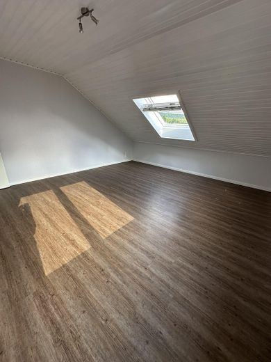 Renovierte Erdgeschoss- und Dachgeschosswohnung mit toller Aussicht zu vermieten – Wohnung Dachgeschoss