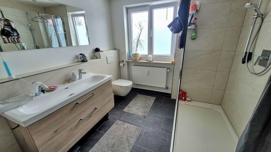 Bad mit begehbarer Dusche