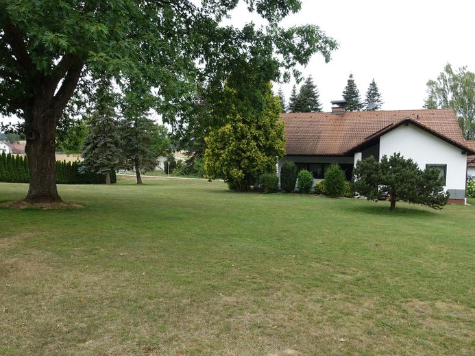 Großzügiger Bungalow auf weitläufigem Grundstück – und optionaler Pferdehaltung – Ansicht von Süd-Osten