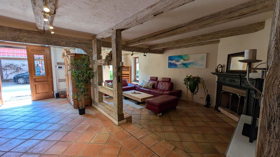 Jeden Tag wie im Urlaub: Wundervolles Landhaus mit Hallenbad, Naturbadeteich und Mieteinnahmen – Wohn-, Kaminzimmer