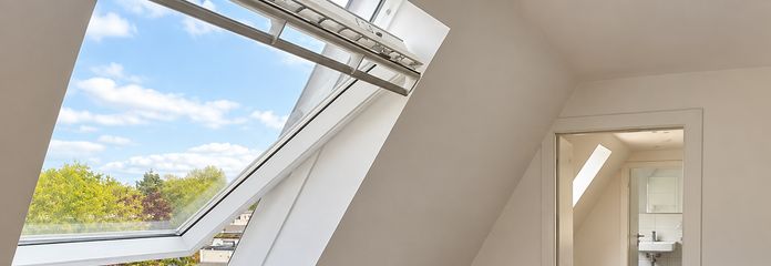 Dachgeschosswohnung ohne Genehmigung - mit laufenden Mieteinnahmen – Wohnzimmer