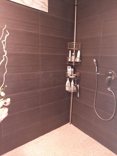 Attraktives freistehendes Einfamilienhaus mit großem Garten und PV-Anlage in Hanau/ Großauheim – Große Dusche OG