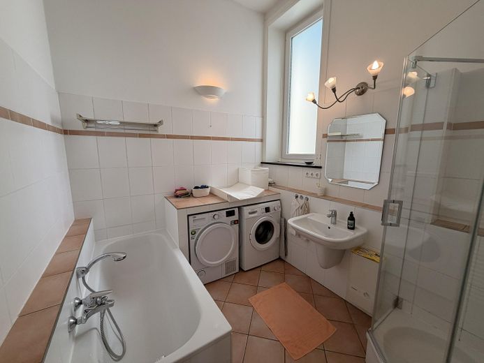 Hohenfelde – Moderne 4-Zimmer-Wohnung mit großzügiger Wohnlounge und Balkon ins Grüne – Vollbad mit Dusche