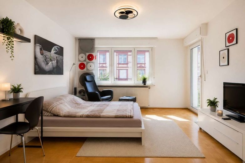 Charmantes Apartment mit Sonnenbalkon im Frankfurter Nordend – Wohn- und Schlafzimmer (1)