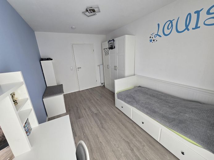Kırsal alanın kenarında modern, yeni gibi müstakil sıra ev – Kinderzimmer