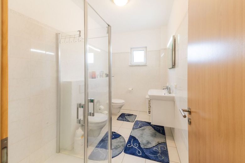 Ein Zuhause, das mitdenkt: modern, effizient und familienfreundlich! Familienhaus mit viel Platz! – Duschbad im EG
