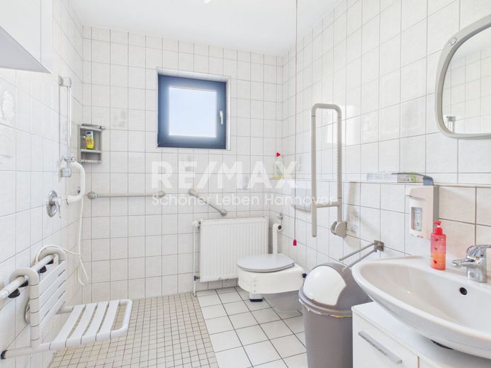 Viel Platz und zahlreiche Möglichkeiten - ehemaliges Altenpflegeheim mit großem Potenzial – Badezimmer EG
