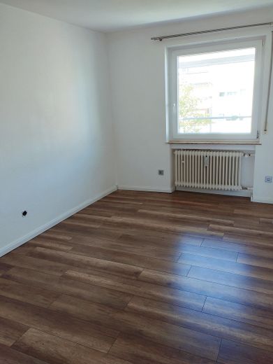Luminoso appartamento di 3 locali con due balconi e un forte potenziale per il futuro – Kinderzimmer