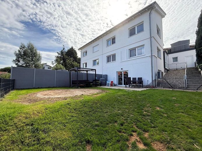 Neuwertige Doppelhaushälfte in schöner Lage – Terrasse und oberer Garten
