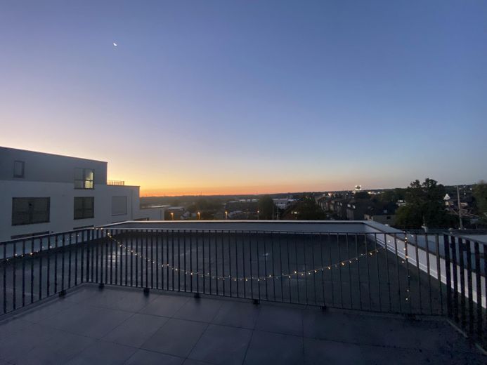 Balkon mit Sonnenuntergang