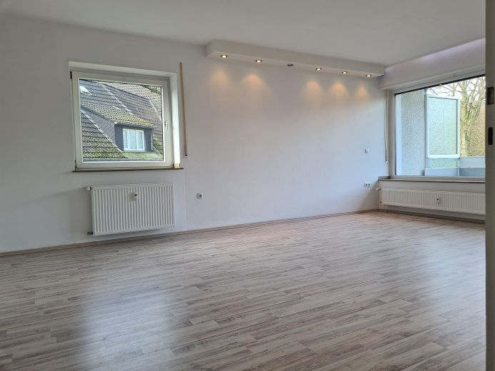 Ruhiges Wohnen, stadtnah in Ge-Buer mit Balkon, Terrasse & Garten – Beisp. Wohnzi. Nachbarwohnung