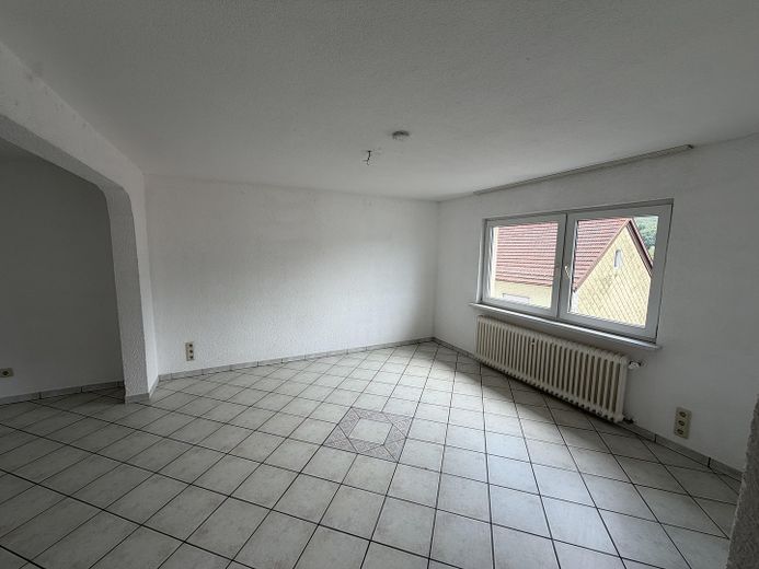 Per direct beschikbaar: ca. 184 m² verdeeld over 3 verdiepingen – als eengezinswoning of 2 appartementen – Wohn- /Esszimmer OG
