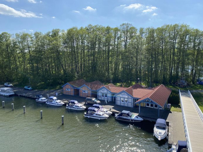 Ferienhaus mit eigenem Bootssteg im Hafendorf Rheinsberg – Verleih von Booten aller Arten