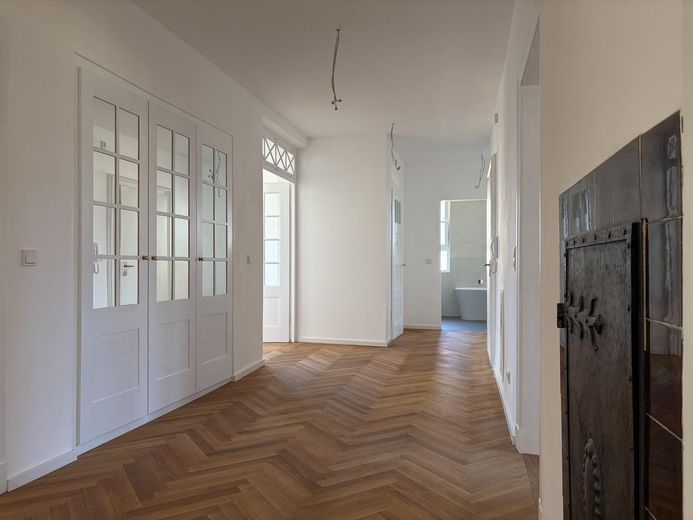 Esclusivo appartamento d’epoca di 146 m² completamente ristrutturato in posizione privilegiata a Göppingen–elegante, moderno, unico – Flur