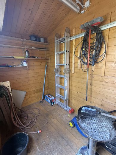 hochwertig saniertes Reihenhaus mit EBK, Wintergarten, provisionsfrei – Holzhütte innen