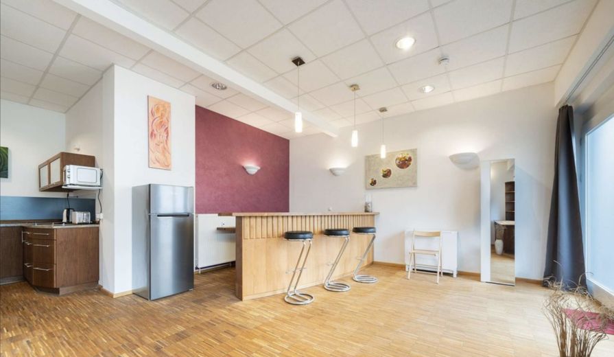 Praxisräume zu vermieten/Barrierefrei | Energieklasse B | Große Schaufenster – Empfang