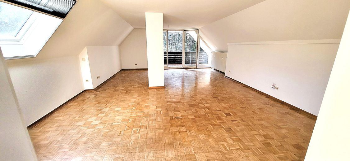Große sonnige Wohnung in Traumlage, verkehrsgünstig, 20 Min. bis Hauptbahnhof – Wohnzimmer mit Loggia